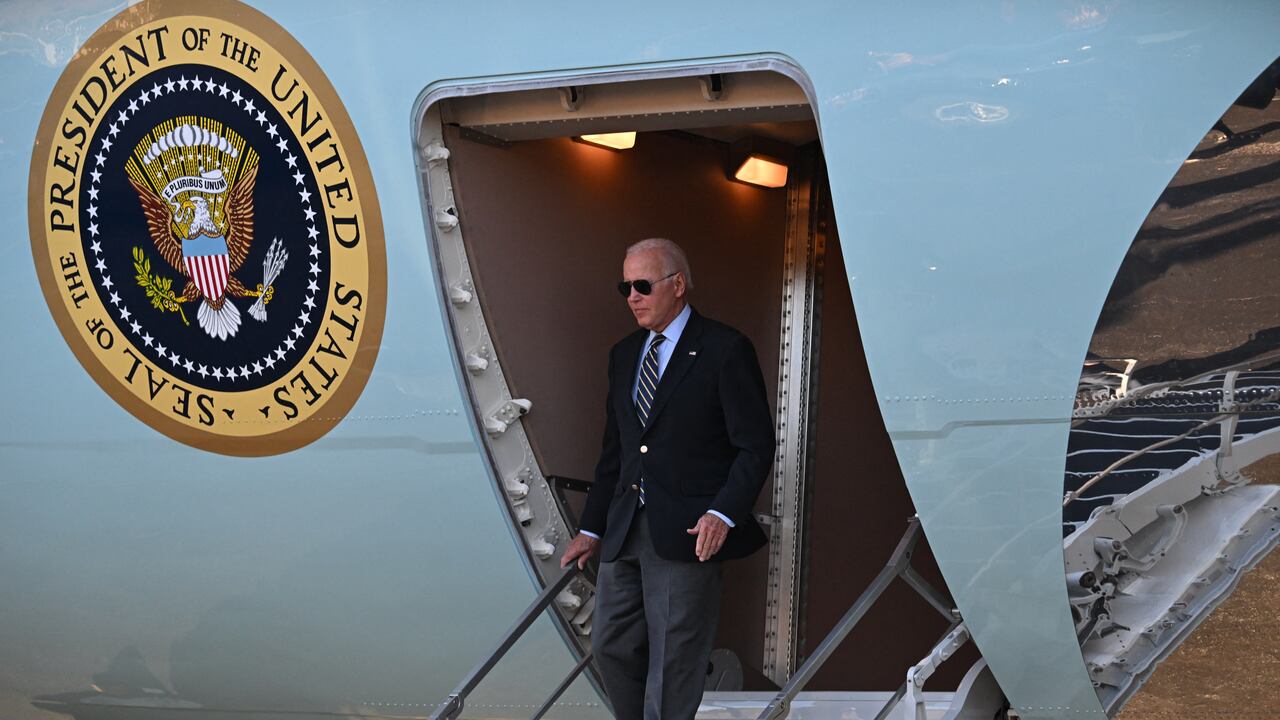 El propio Biden ha sacado pecho de que declaró el estado de desastre en la isla inmediatamente tras la petición del gobernador como forma de decirle que se le enviaría todo lo necesario.