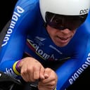 Rigoberto Urán de Colombia compite durante la contrarreloj individual de ciclismo masculino en los Juegos Olímpicos de Verano de 2020, el miércoles 28 de julio de 2021, en Oyama, Japón. Foto: AP / Christophe Ena.