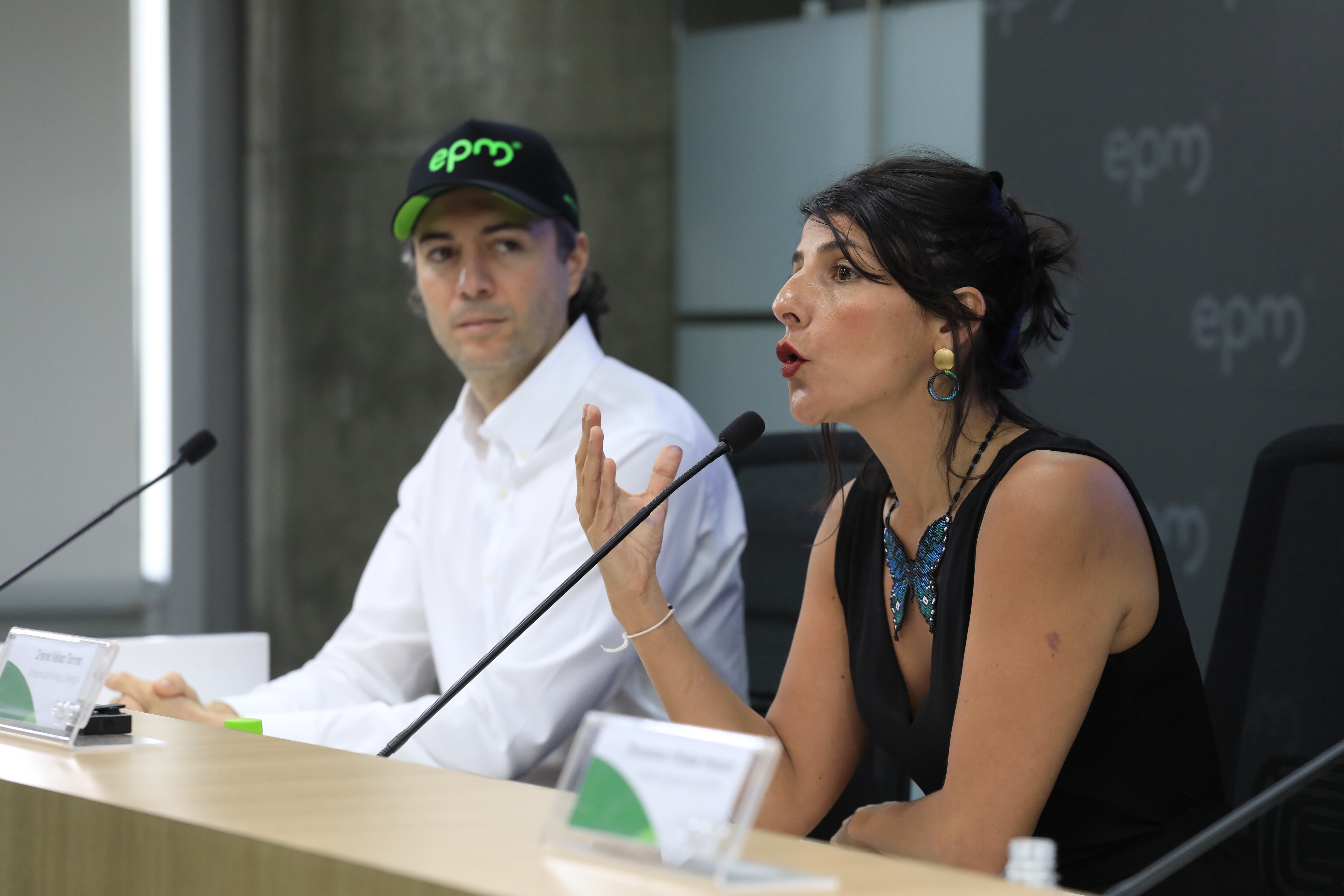 El anuncio de la destiación de recursos para el congelamiento de tarifas contó con la presencia de la ministra Irene Vélez.