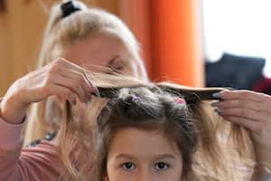 La longitud del cabello podría influir en la apariencia de edad de una persona / Imagen de referencia (AP Photo/Darko Vojinovic)