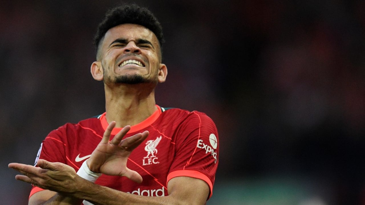 El mediocampista colombiano del Liverpool, Luis Díaz, reacciona durante el partido de ida de la semifinal de la Liga de Campeones de la UEFA entre Liverpool y Villarreal, en el Estadio Anfield, en Liverpool, el 27 de abril de 2022. (Foto de Oli SCARFF / AFP)