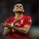 El mediocampista colombiano del Liverpool, Luis Díaz, reacciona durante el partido de ida de la semifinal de la Liga de Campeones de la UEFA entre Liverpool y Villarreal, en el Estadio Anfield, en Liverpool, el 27 de abril de 2022. (Foto de Oli SCARFF / AFP)
