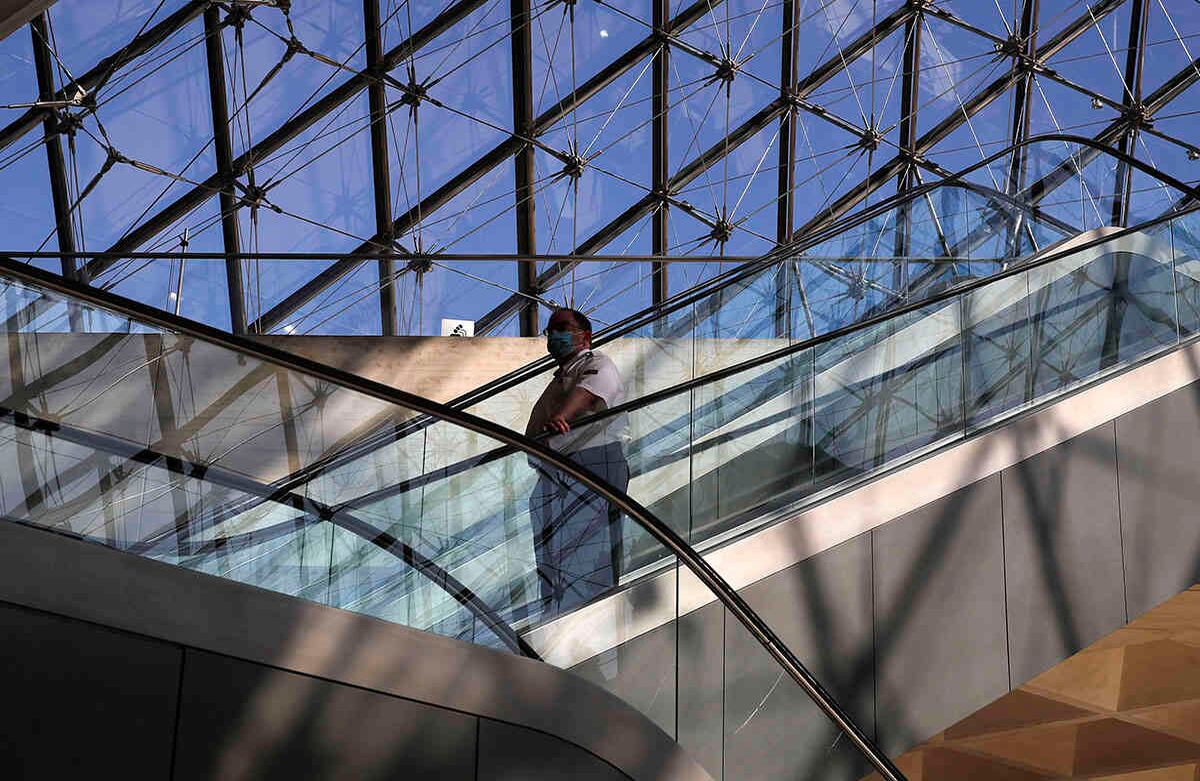 Aunque en su mayoría los visitantes del Louvre son extranjeros, en esta oportunidad se esperan más turistas franceses. El director del museo, Jean-Luc Martinez, aseguró que el gran tamaño del lugar no será difícil para poder respetar el distanciamiento físico. (AP Photo/Christophe Ena)