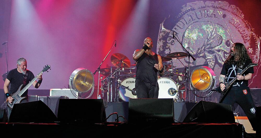 En vivo, Sepultura revisita muchos éxitos que lanzó en los noventa con los hermanos Cavalera, pero también suma música de sus trabajos más recientes.