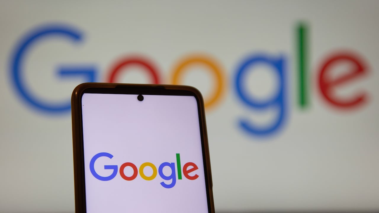 Google impone sanciones contra Rusia. (Photo by Nicolas Economou/NurPhoto via Getty Images).