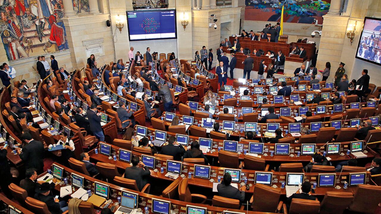 El ministro Alberto Carrasquilla confía en pasar la reforma, aunque ya ha debido recortarla en varios billones de pesos.