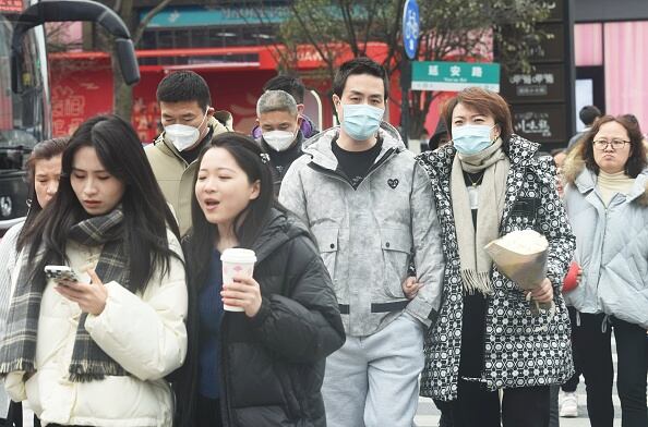 La cifra de nacimientos cayó por séptimo año consecutivo, reflejando una caída en la natalidad que supone un desafío económico y social para China. La población envejece de forma constante, lo que podría ralentizar el crecimiento económico con el tiempo y poner a prueba la capacidad del país para cuidar a una población avejentada más numerosa con menos trabajadores.