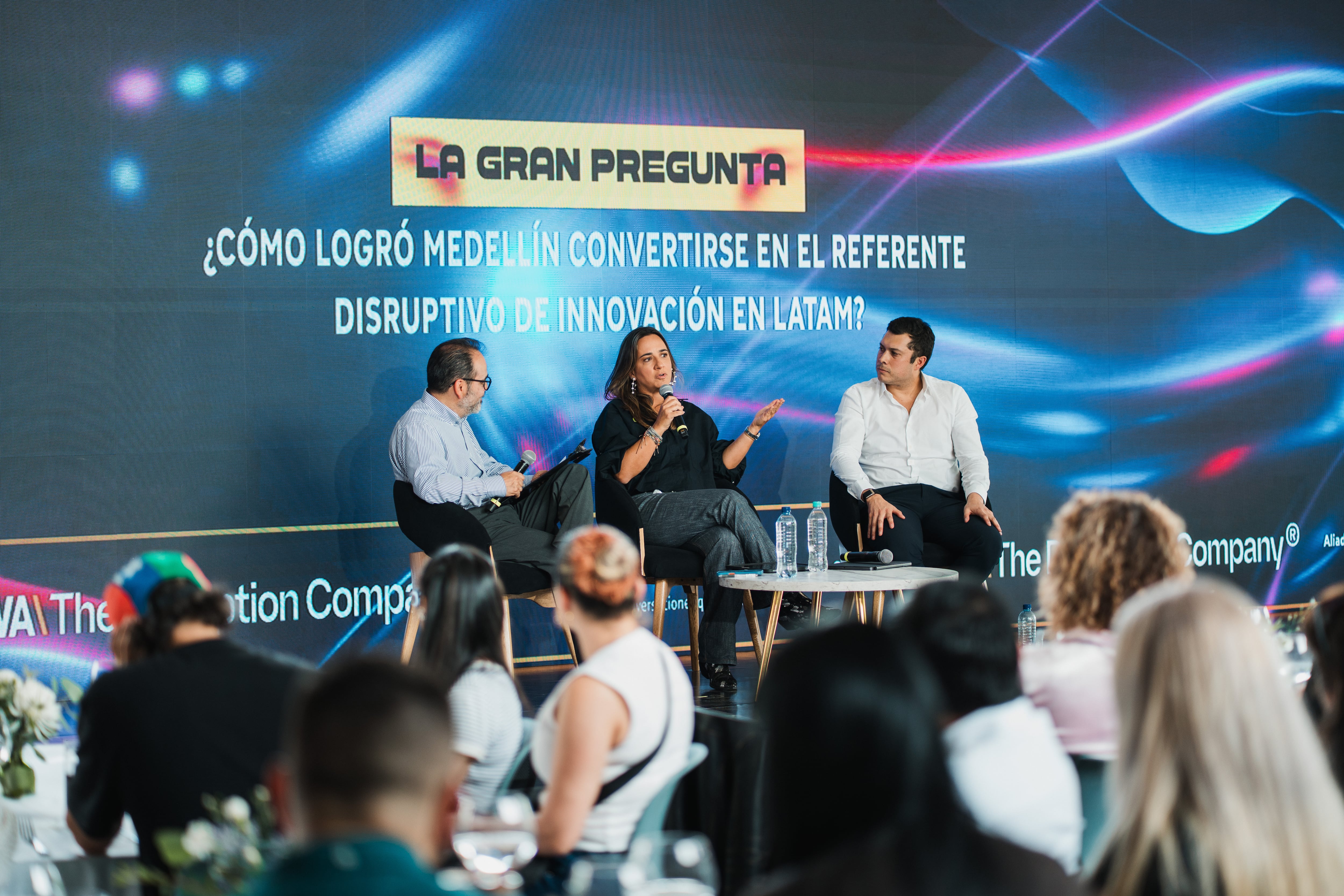 De izquierda a derecha: Carlos Enrique Rodríguez, subdirector de SEMANA. Carolina Londoño, directora ejecutiva de Corporación Ruta N y Gabriel Sánchez, director de Estrategia de BeatHub Entertainment y Arena Primavera.