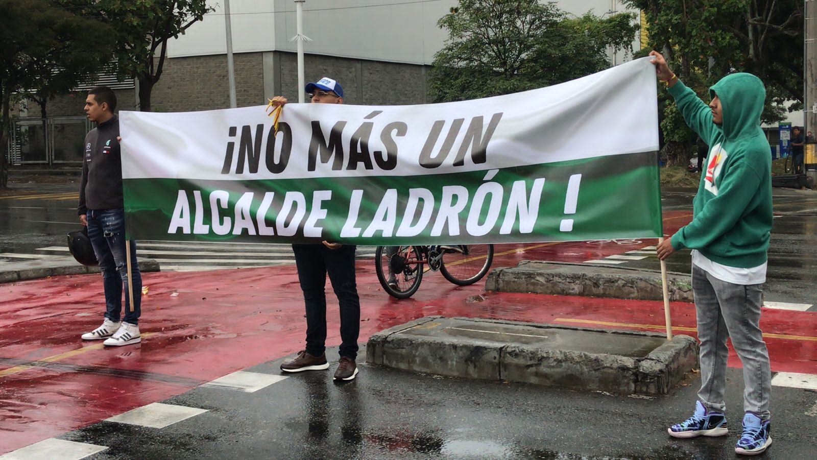 Las autoridades recomiendan tomar vías alternas.