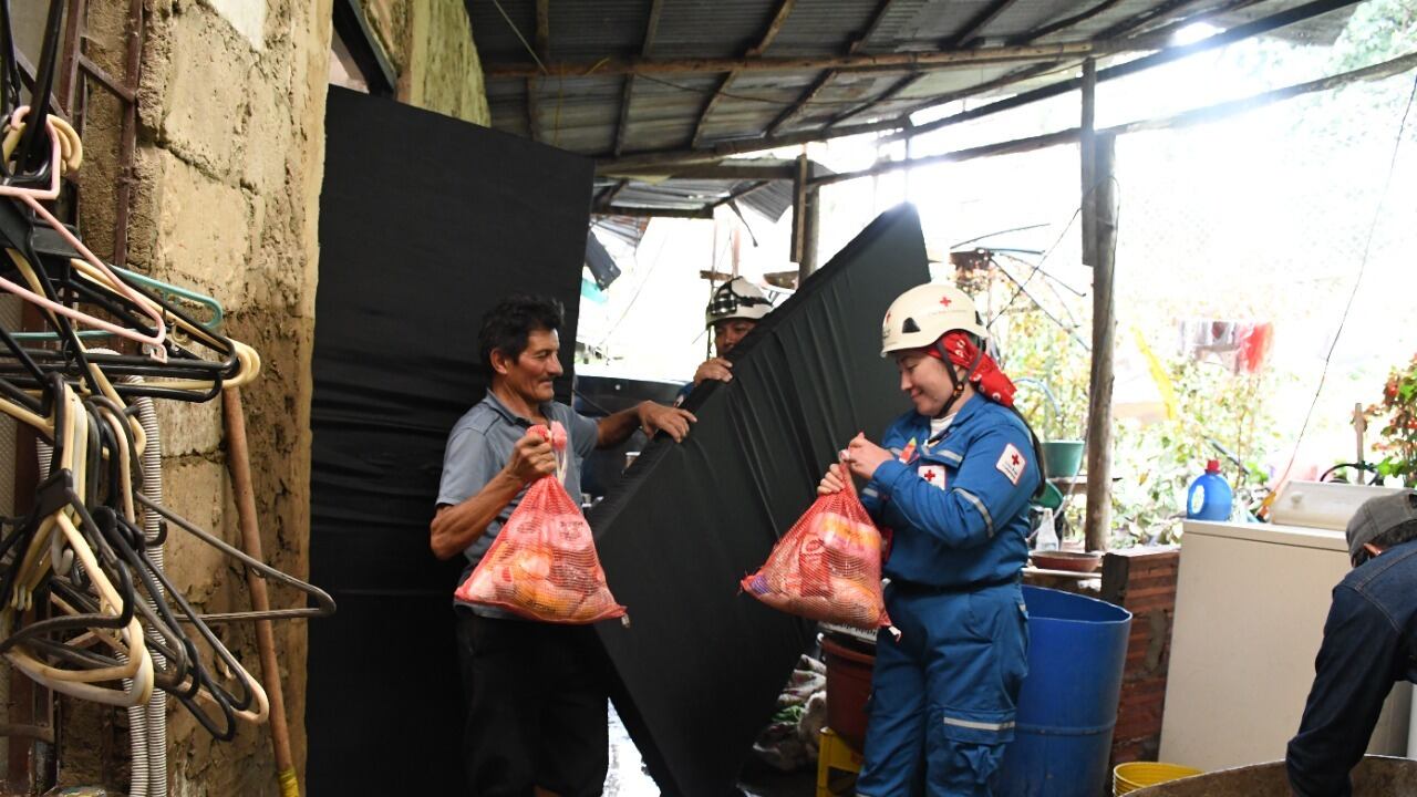 Integrantes de la Cruz Roja Colombiana seccional Cundinamarca y Bogotá entregando ayudas. Afectaciones ola invernal.