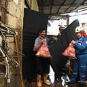 Integrantes de la Cruz Roja Colombiana seccional Cundinamarca y Bogotá entregando ayudas.