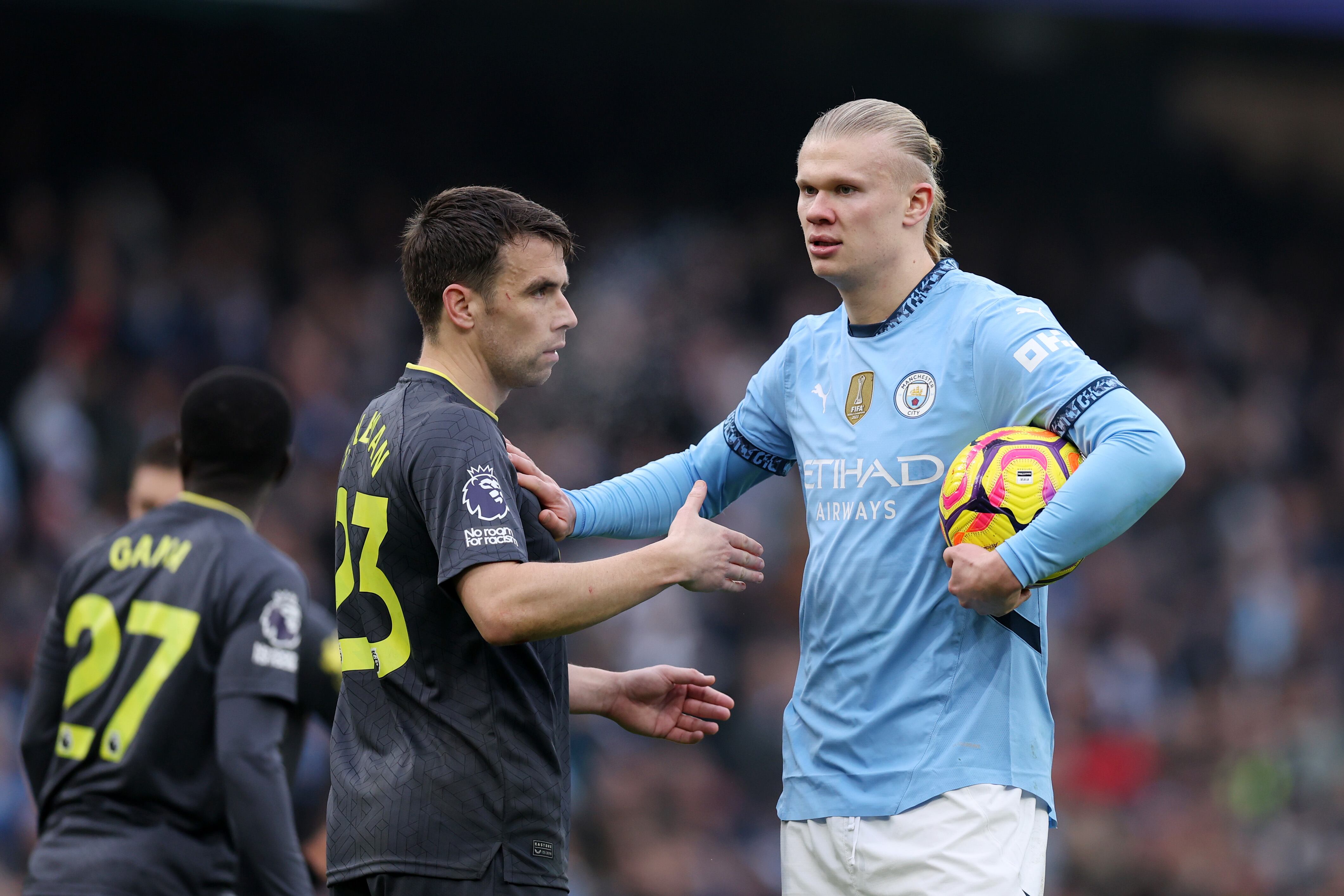 Seamus Coleman del Everton intenta interactuar con Erling Haaland del Manchester City antes de su penalti durante el partido de la Premier League entre el Manchester City FC y el Everton FC en el Etihad Stadium el 26 de diciembre de 2024 en Manchester, Inglaterra.