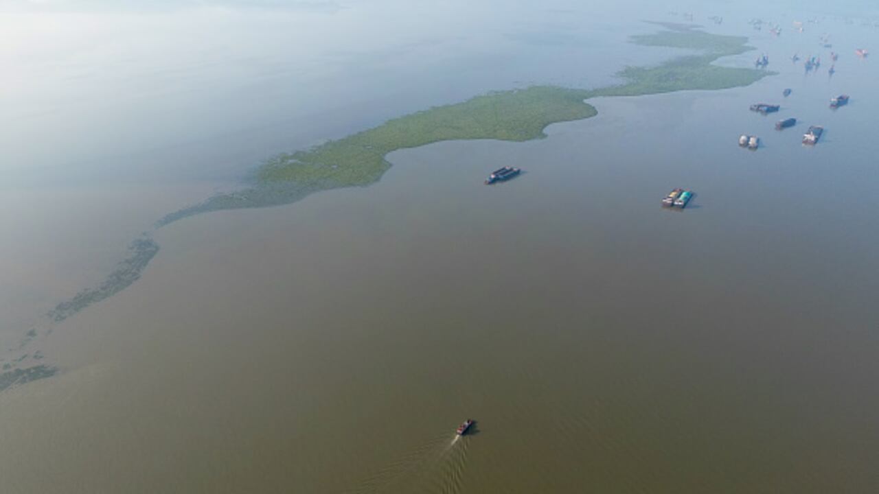 Estados Unidos exhortó a China a detener su “conducta provocativa y riesgosa” en el disputado mar de China Meridional, luego de que un barco de la guardia costera cortó el paso a una patrullera filipina, provocando casi una colisión. (Photo by VCG/VCG via Getty Images)