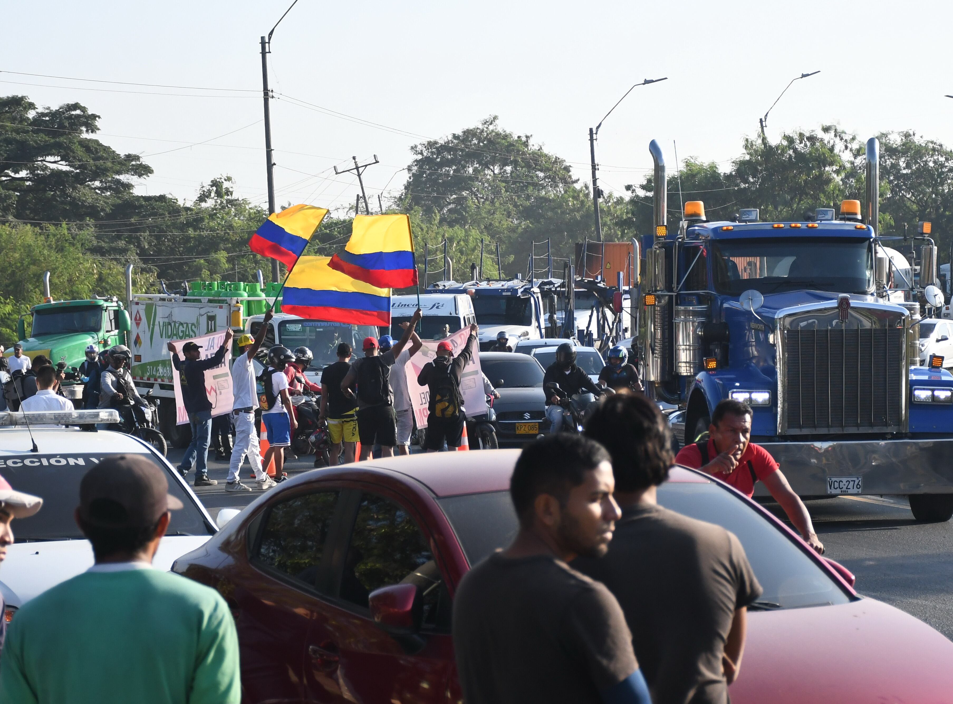 Colombia; Paro Nacional Camionero, por el  incremento de valor del ACPM. Recorrido Yumbo Cali. foto José  L Guzmán. El País