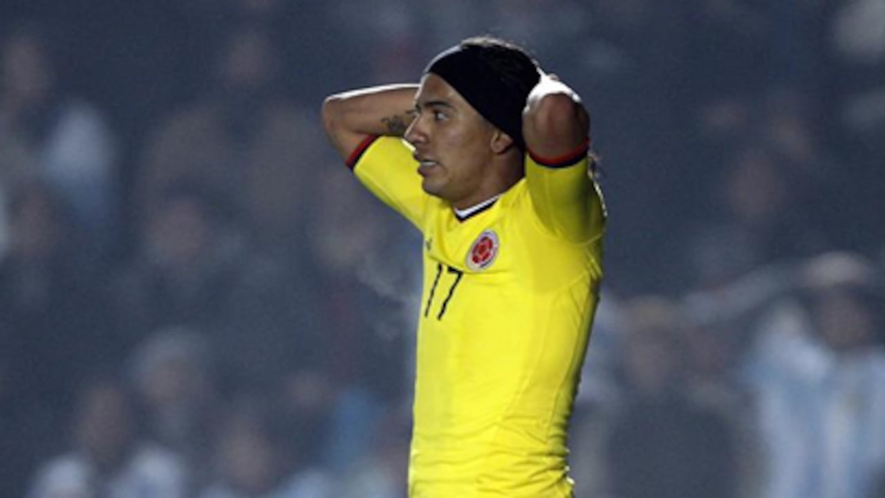 Dayro Moreno se lamenta luego de errar una oportunidad de gol frente a Argentina.