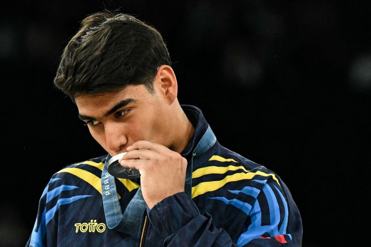 El colombiano Ángel Barajas posa con su medalla de plata durante la ceremonia del podio de la prueba de barra horizontal masculina de gimnasia artística de los Juegos Olímpicos de París 2024 en el Bercy Arena de París, el 5 de agosto de 2024. (Foto de Gabriel BOUYS / AFP)
