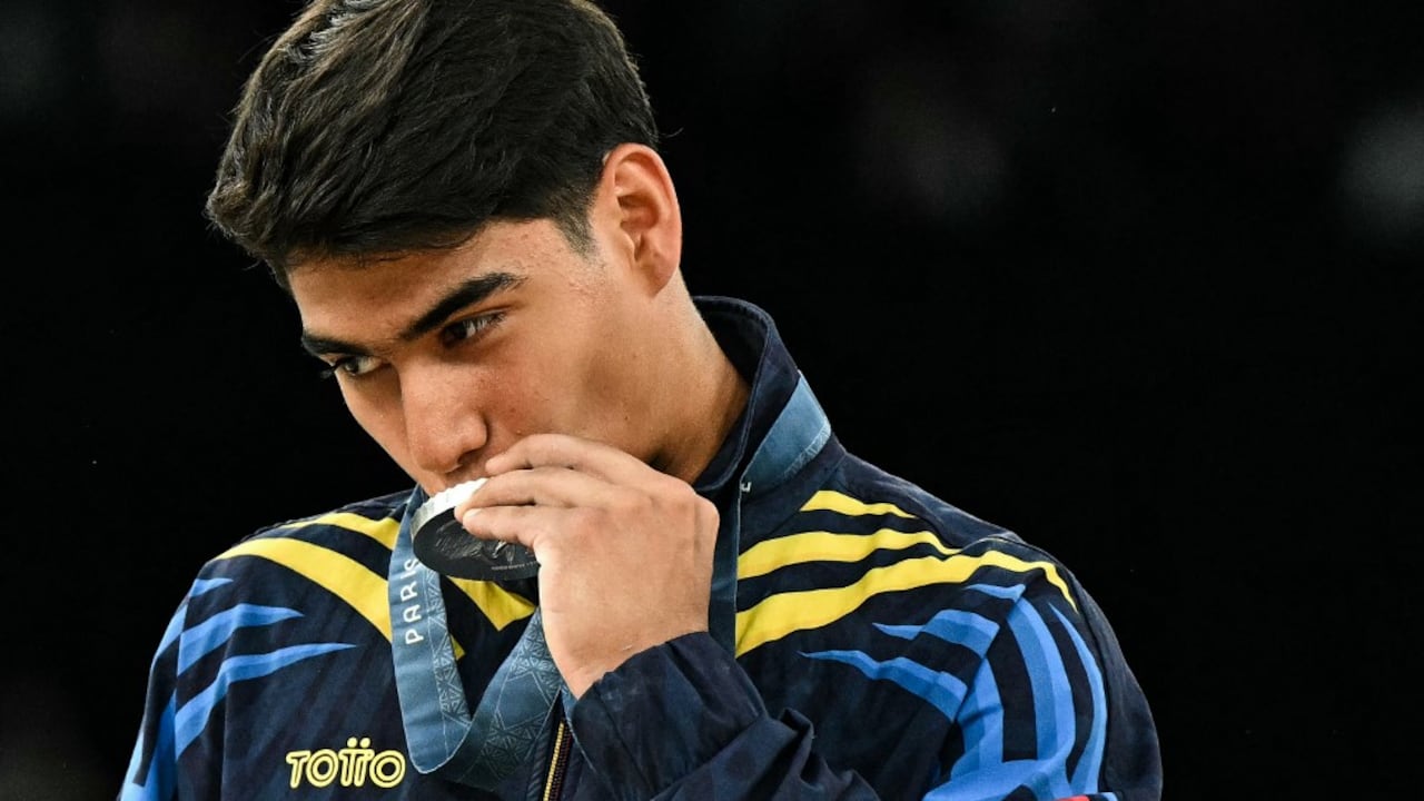El colombiano Ángel Barajas posa con su medalla de plata durante la ceremonia del podio de la prueba de barra horizontal masculina de gimnasia artística de los Juegos Olímpicos de París 2024 en el Bercy Arena de París, el 5 de agosto de 2024. (Foto de Gabriel BOUYS / AFP)