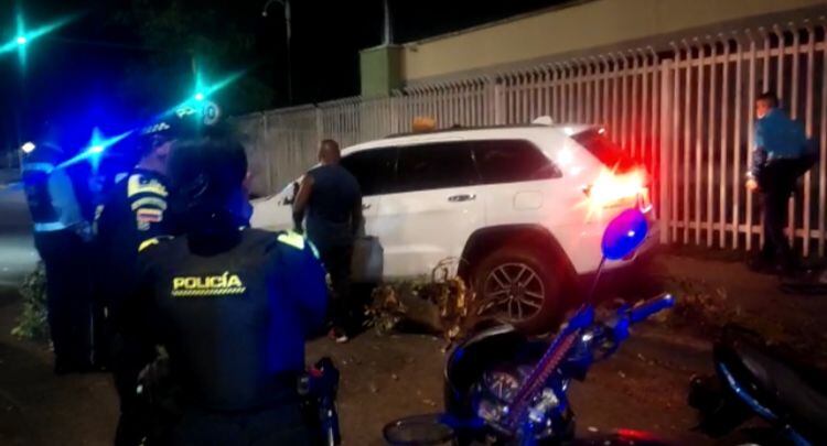 El vehículo implicado en el accidente es una camioneta Jeep.