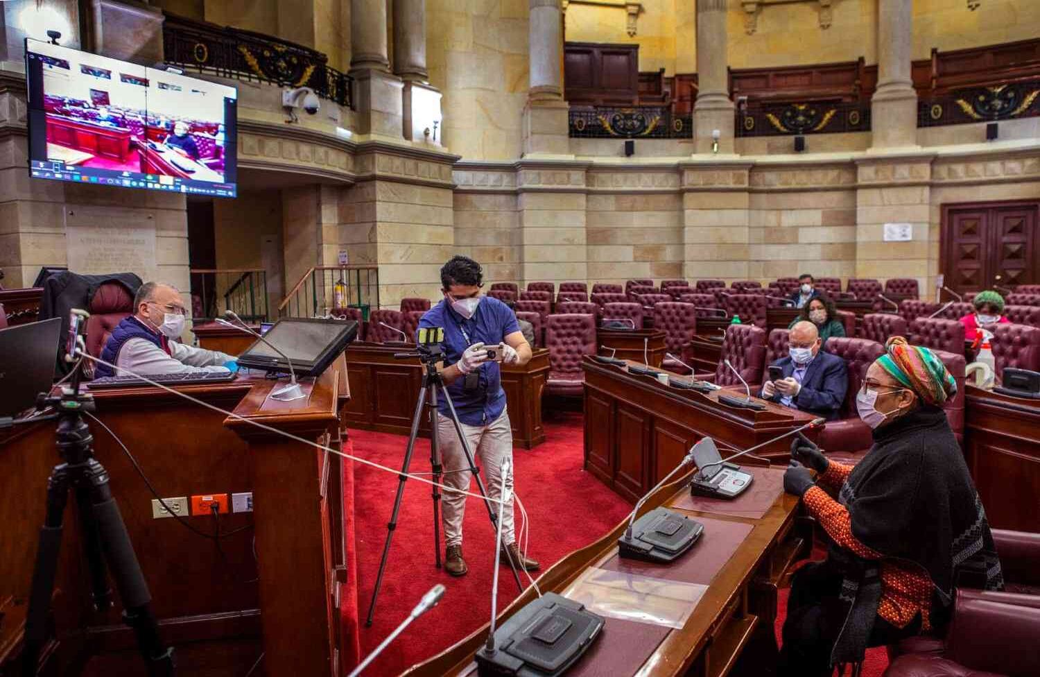 El senador Roy Barreras presidió esta semana una sesión semipresencial de la Comisión de Paz, del Senado. Foto: Juan Carlos Sierra / SEMANA