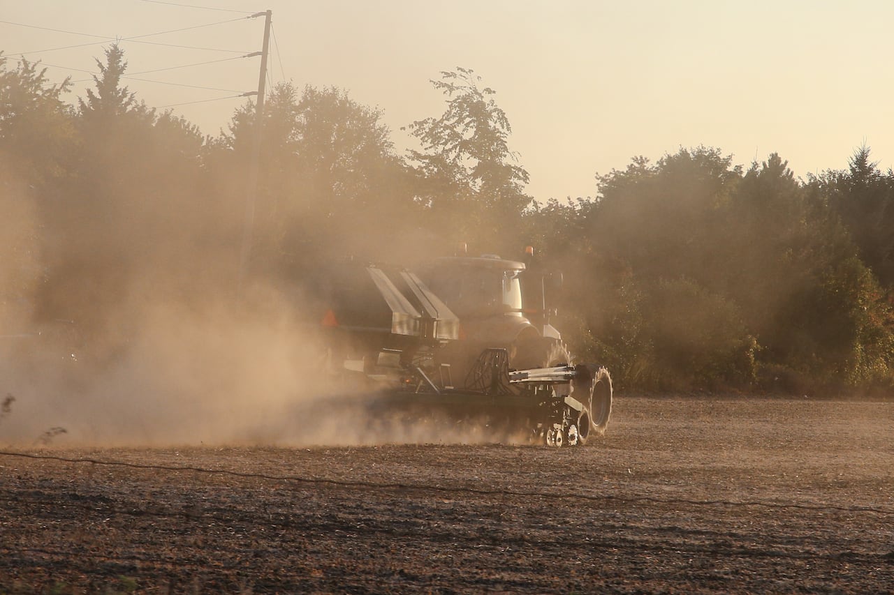 Un granjero utiliza una máquina para labrar tierras de cultivo después de cosechar los cultivos en Innisfil, Ontario, Canadá