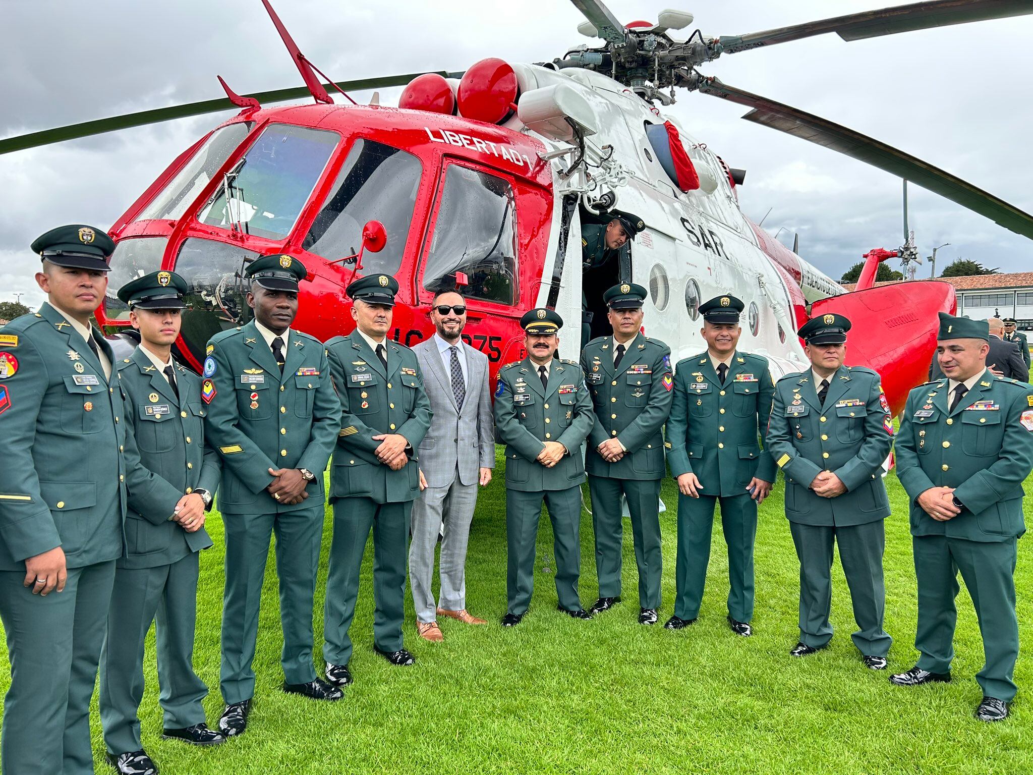 Lleno de emoción, el ciudadano norteamericano volvió a subirse a la aeronave que lo llevó de vuelta a la libertad.