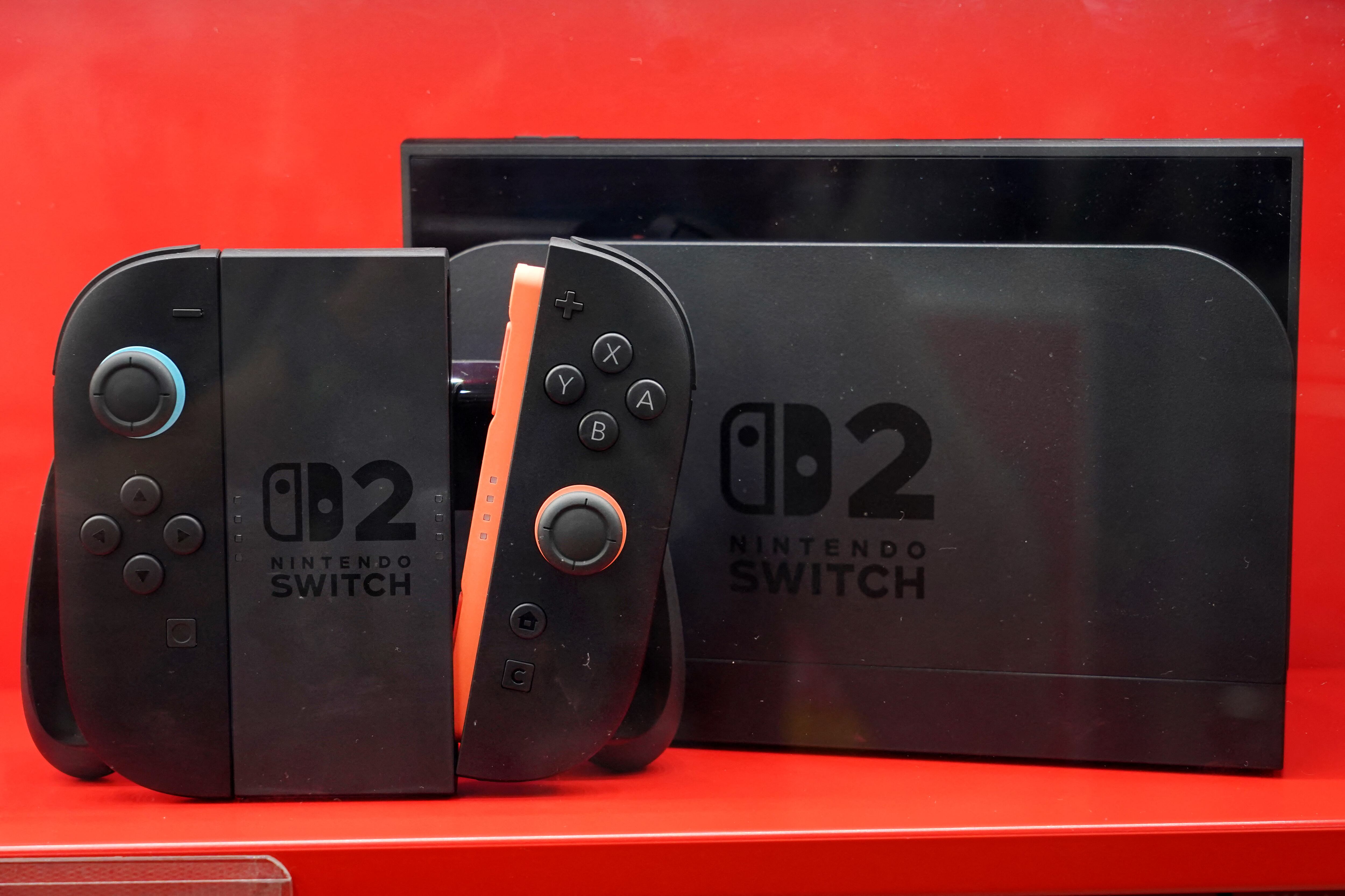 Nintendo Switch 2 se exhibe en una tienda de electrónica en Tokio