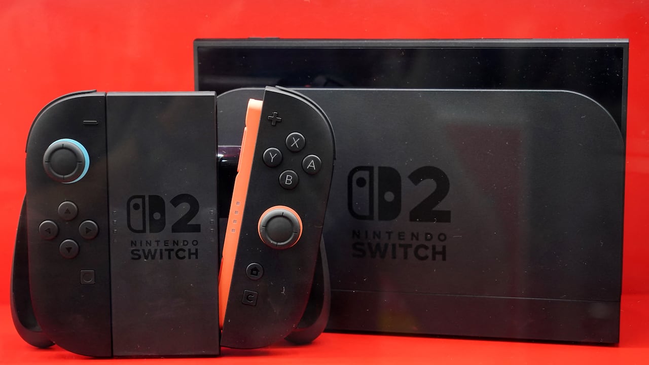 Nintendo Switch 2 se exhibe en una tienda de electrónica en Tokio