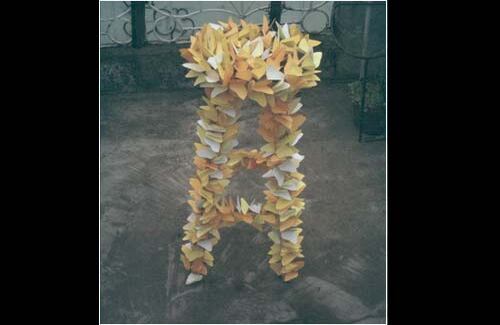 "Punto Amarillo", obra del colombiano Gustavo García que se exhibe en la muestra "Multiplicación". 