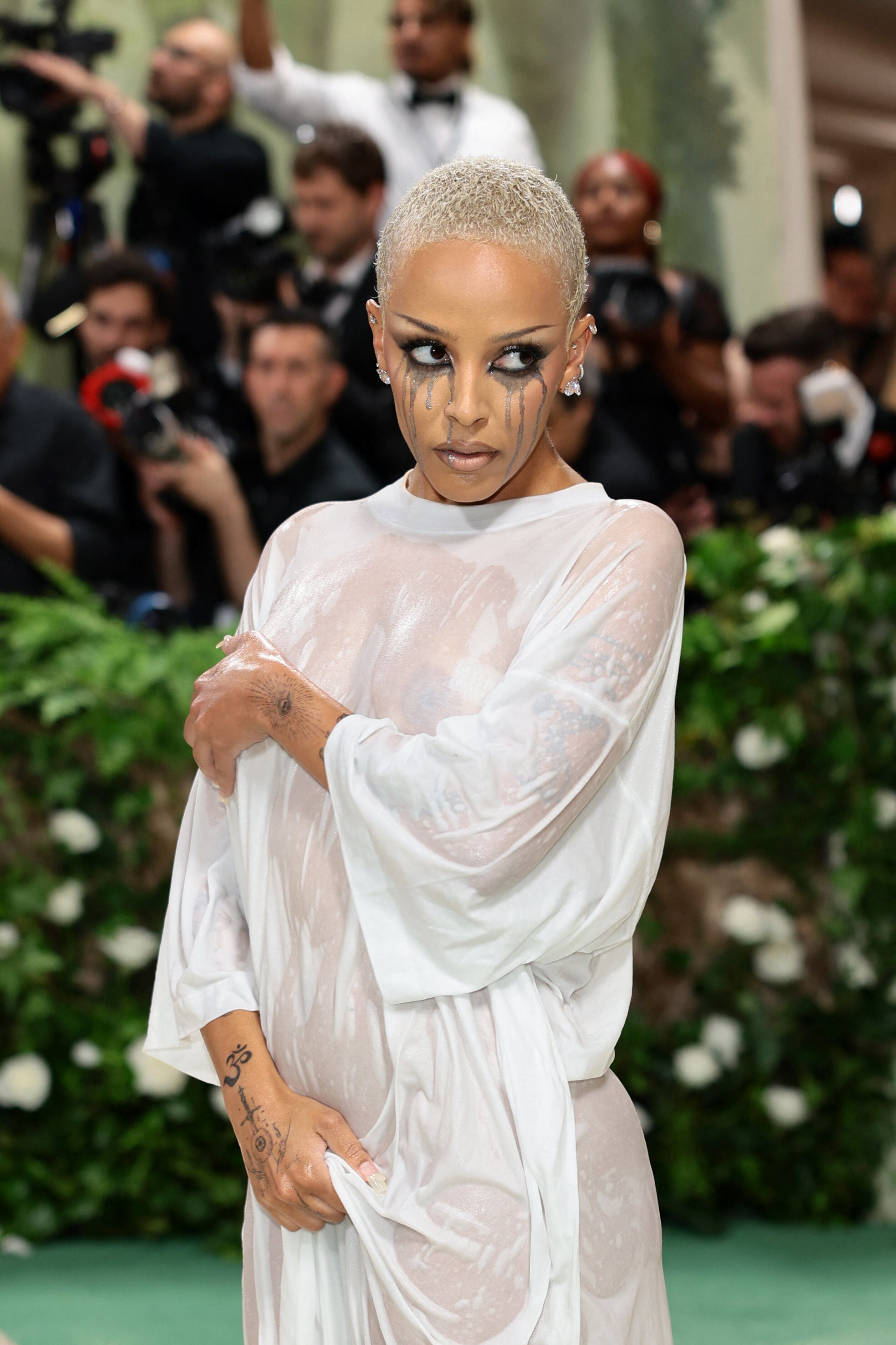 Doja Cat genera polémica con su look en la Met Gala; en redes aseguran que no lo entienden