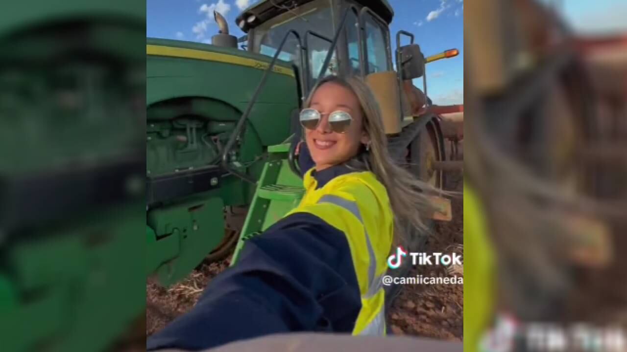 La joven admite que su jornada laboral es extensa.