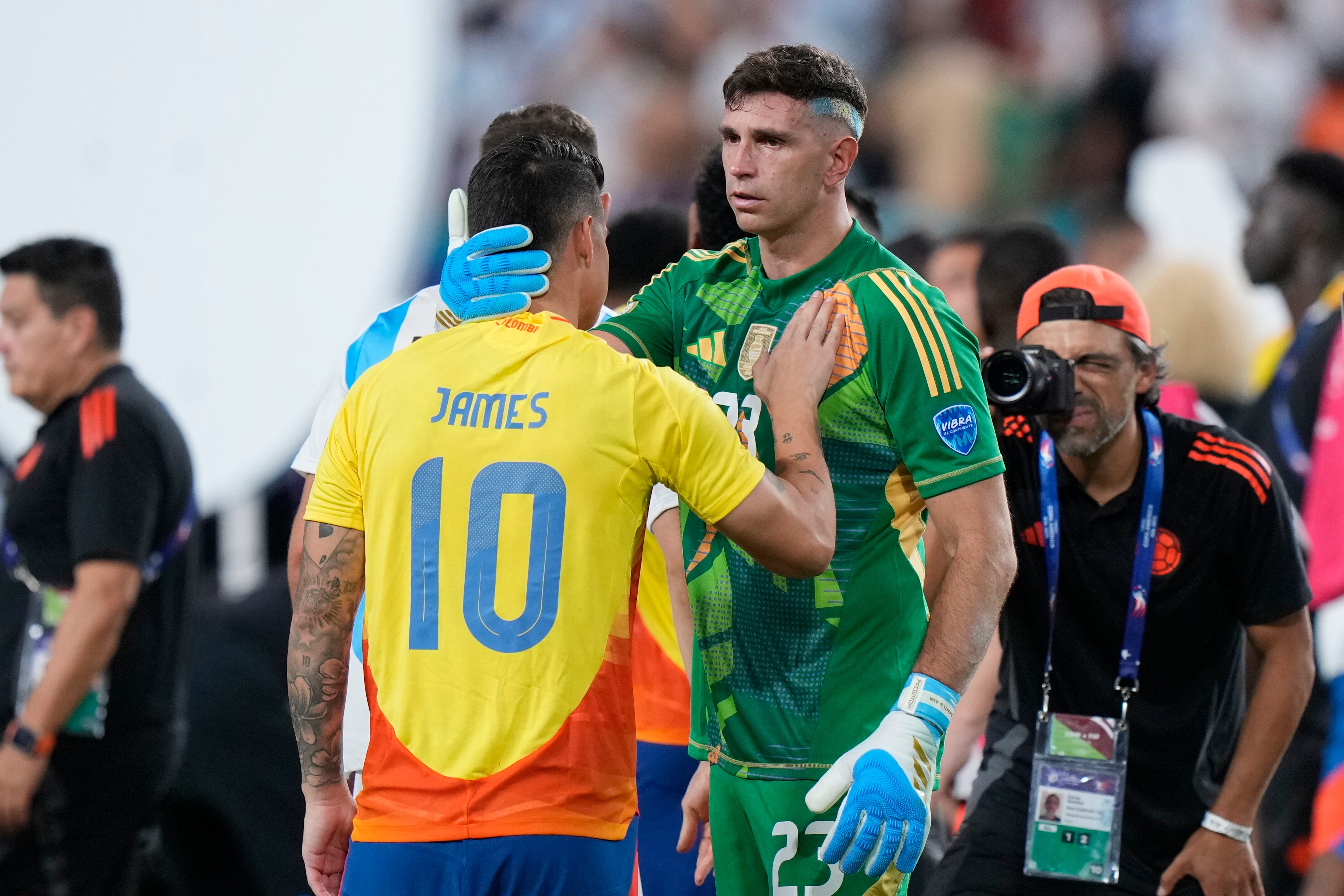 Argentina's goalkeeper Emiliano Martinez consoles Colombia's James Rodriguez after winning the Copa America final soccer match in Miami Gardens, Fla., Monday, July 15, 2024. (AP Photo/Wilfredo Lee)