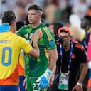 James Rodríguez habla con el Dibu Martínez tras la final de la Copa América