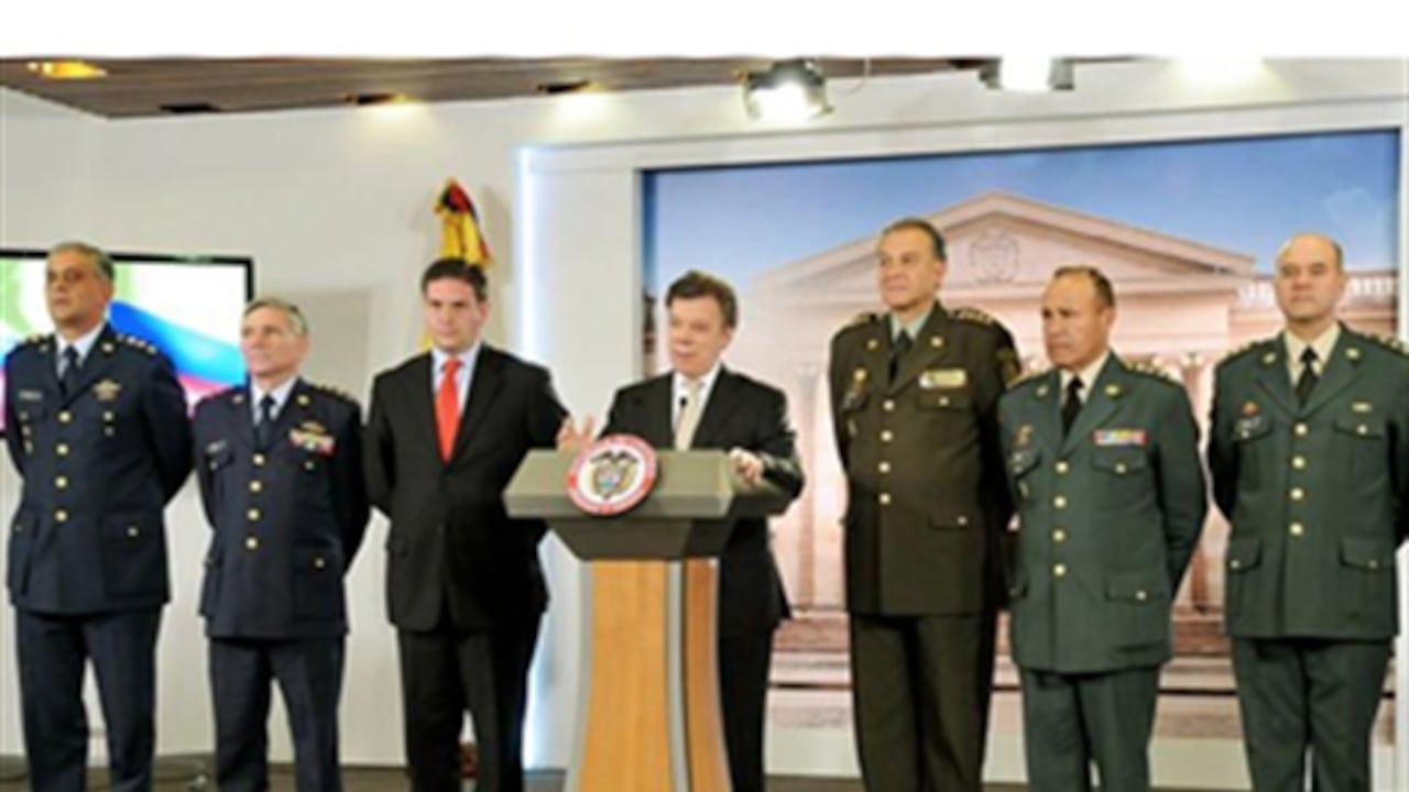 El presidente Juan Manuel Santos en una rueda de prensa en la que presentó la nueva cúpula de las Fuerzas Militares. Lo acompañan, de izquierda a derecha, el general Tito Saúl Pinilla, nuevo comandante de la Fuerza Aerea Colombiana; el general José Javier Pérez, nuevo Jefe del Estado Mayor Conjunto; el ministro de Defensa, Juan Carlos Pinzón; el general Oscar Naranjo, ratificado como Director de la Policía; el general Alejandro Navas, nuevo comandante de las Fuerzas Militares; el general Sergio Mantilla Sanmiguel, nuevo comandante del Ejército.