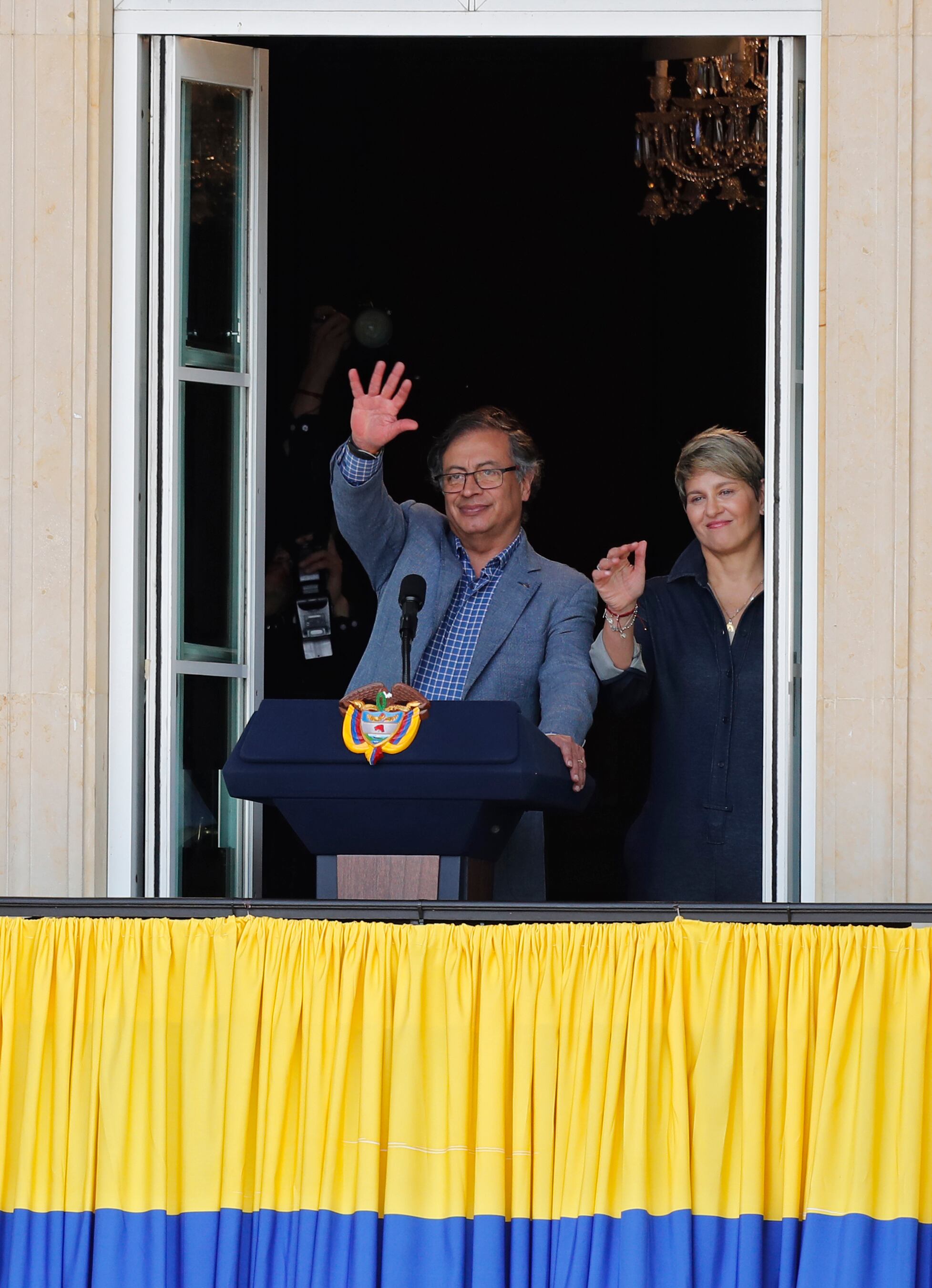 Presidente de la República Gustavo Petro convocó al pueblo el dia de los trabajadores a marchas y que lo acompañaran al discurso  desde el balcón de la Casa de Nariño
Petro saludando
Bogota  mayo 1 del 2023
Foto Guillermo Torres Reina / Semana