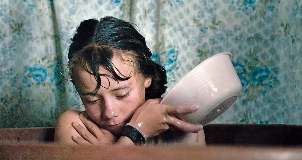 La historia mira a un pueblo campesino, sus niñas, sus mujeres, la matriarca que se va y las generaciones que vienen, que no se acomodan a los roles...