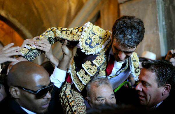 El público se lleva a hombros a José Tomás tras su nueva gesta en Nimes. El torero volverá a los ruedos en el 2013