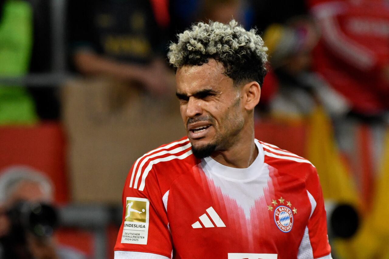 08/30/2025, WWK Arena, Augsburg, GER, 1.FBL, FC Augsburg vs FC Bayern Munich , Luis Diaz (Munchen) DFL regulations prohibit any use of photographs as image sequences and/or quasi-video. in the picture (Photo by Midori Ikenouchi/Hasan Bratic / Hasan Bratic / dpa Picture-Alliance via AFP)