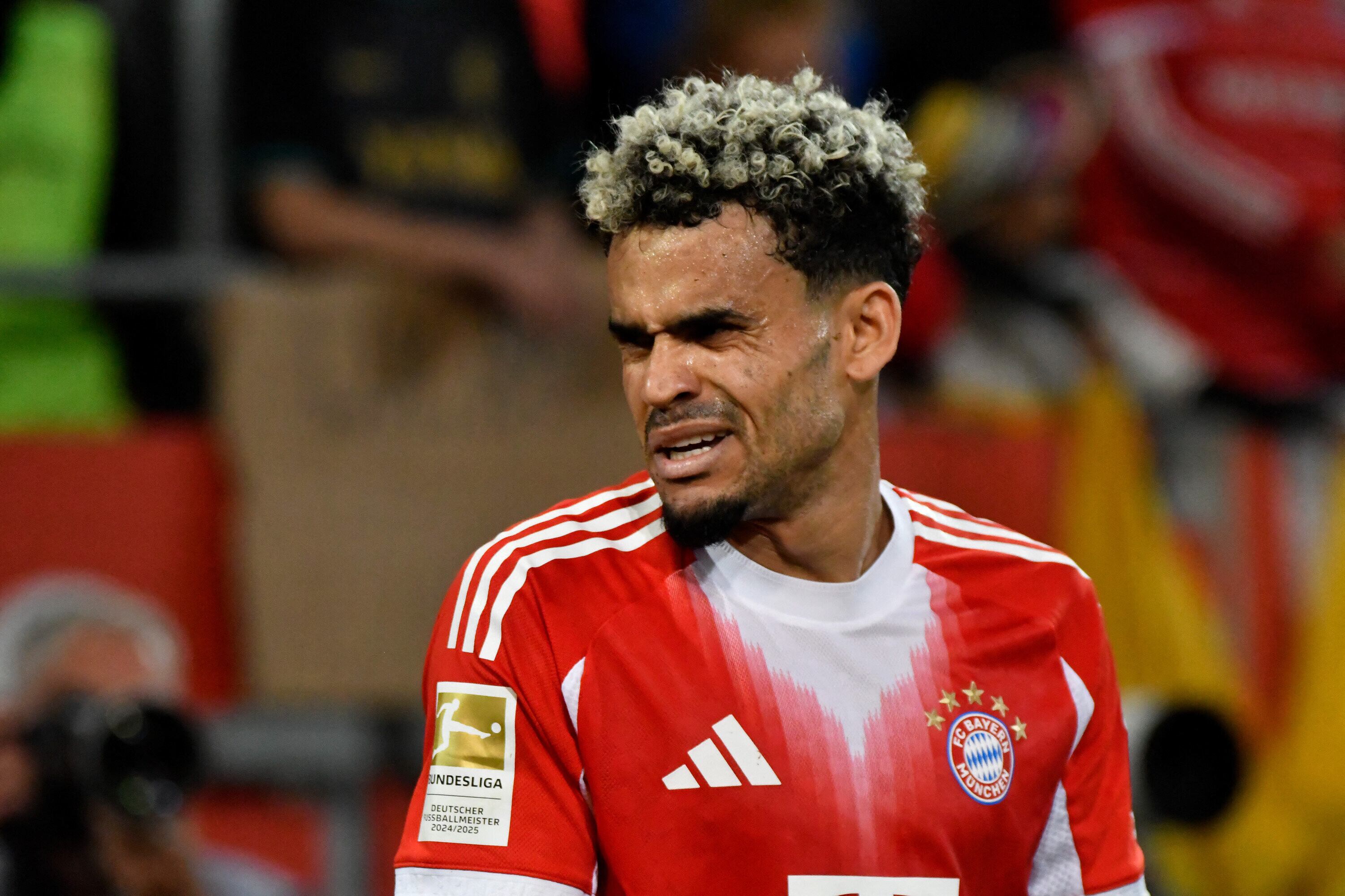 08/30/2025, WWK Arena, Augsburg, GER, 1.FBL, FC Augsburg vs FC Bayern Munich , Luis Diaz (Munchen) DFL regulations prohibit any use of photographs as image sequences and/or quasi-video. in the picture (Photo by Midori Ikenouchi/Hasan Bratic / Hasan Bratic / dpa Picture-Alliance via AFP)