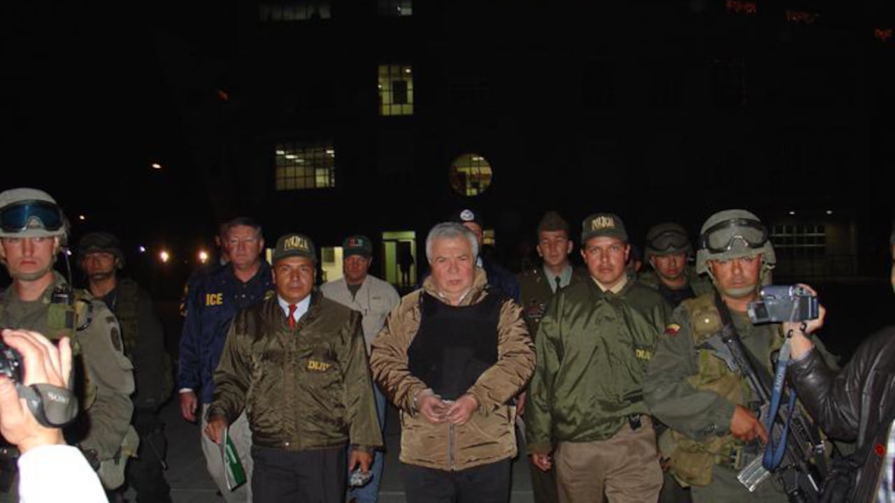 GILBERTO RODRIGUEZ EL DIA 3 DE DICIEMBRE DE 2004 MOMENTOS EN QUE SERIA ENVIADO A LOS ESTADOS UNIDOS EN CALIDAD DE EXTRADITADO.
FOTO POLICIA NACIONAL. DICIEMBRE 3 2004