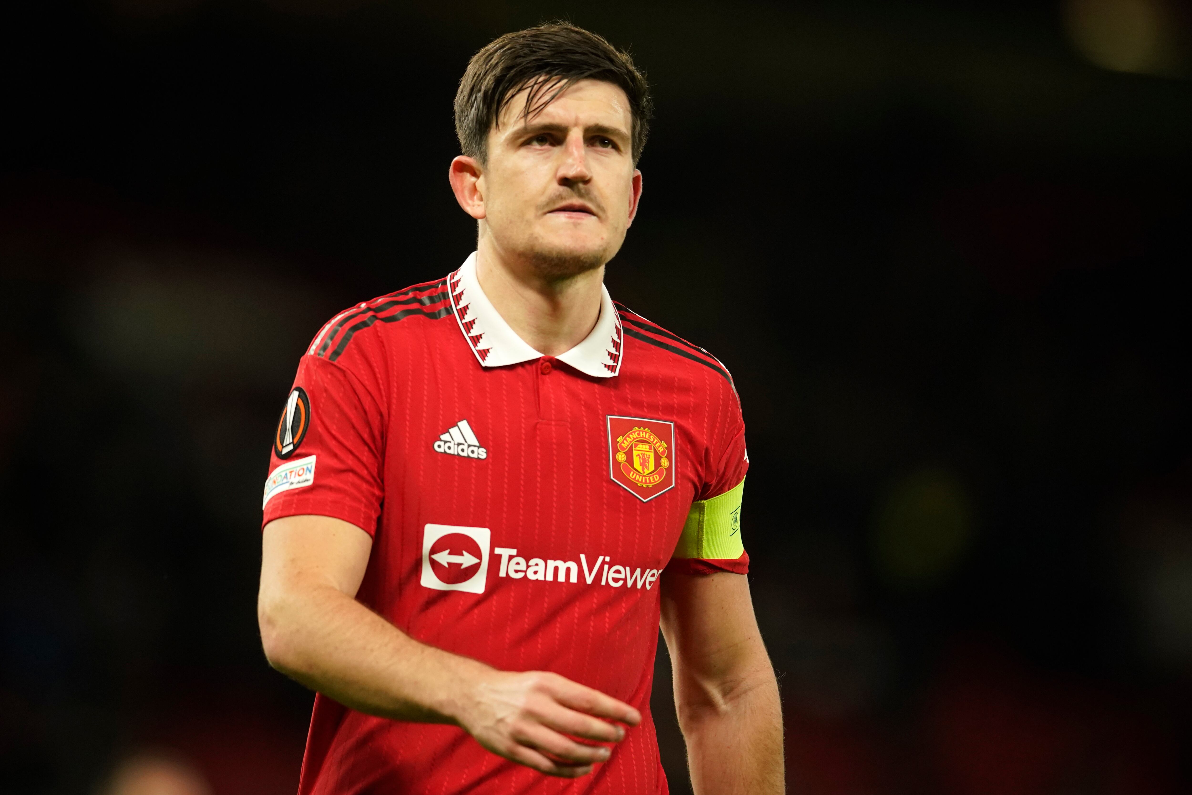 ARCHIVO - Harry Maguire del Manchester United camina en la cancha luego del partido de ida de cuartos de final de a Liga Europa ante el Sevilla en Old Trafford, el 13 de abril de 2023. (AP Foto/Dave Thompson, Archivo)