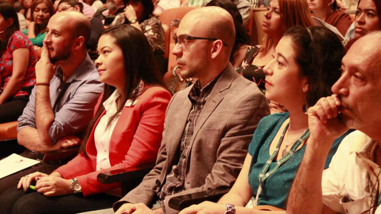 Un grupo de maestros durante la ceremonia que los certifica como investigadores. Foto: Cortesía Alcaldía de Medellín