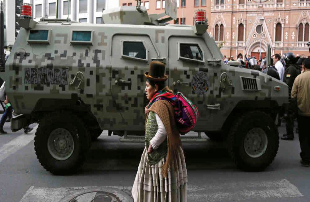 Ni evo ni Jeanine: Nadie pensaba que Bolivia pudiera ocupar todas las portadas del mundo. Pero lo hizo. Tal vez, también, porque hace unos años era difícil imaginarse que el icónico Evo Morales se vería obligado a dimitir por las protestas populares en su contra. Su cuarta candidatura fue la gota que derramó el vaso. Sin embargo, la llegada de la fanática religiosa, conservadora y ultraderechista Jeanine Añéz como presidenta interina tampoco dejó contenta a la gente. Cholas, líderes sociales y ciudadanos en general piden elecciones cuanto antes.  Foto: AP