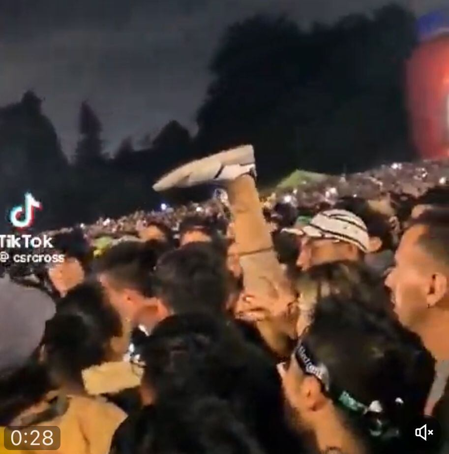 Mägo de Oz firma prótesis de fan que la perdió en Rock al Parque. Daniel, un joven de 24 años residente de Bosa es el dueño de la prótesis.