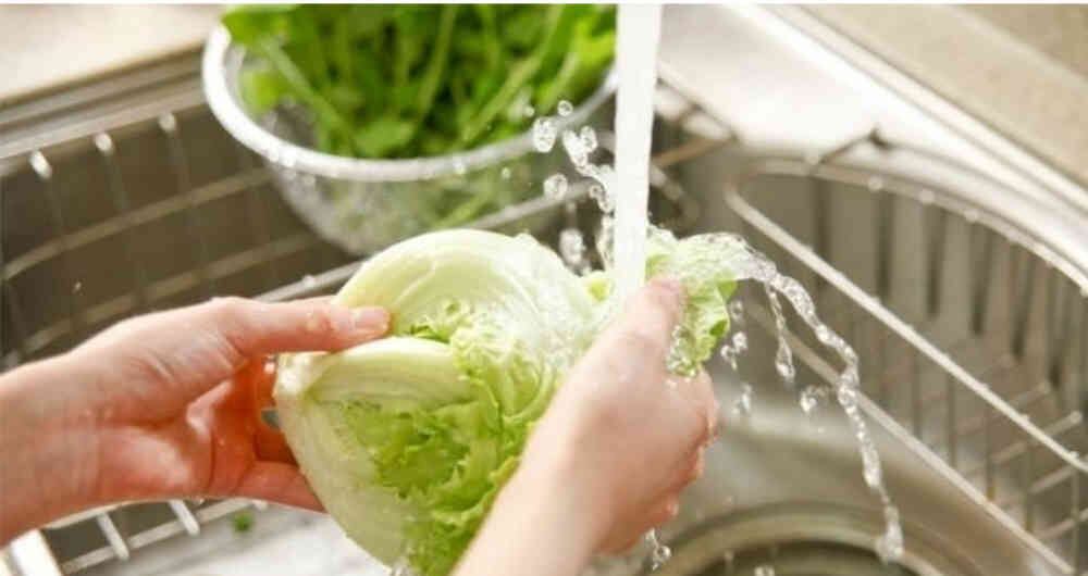 El brócoli y al igual que todos los vegetales, debe ser lavado correctamente.