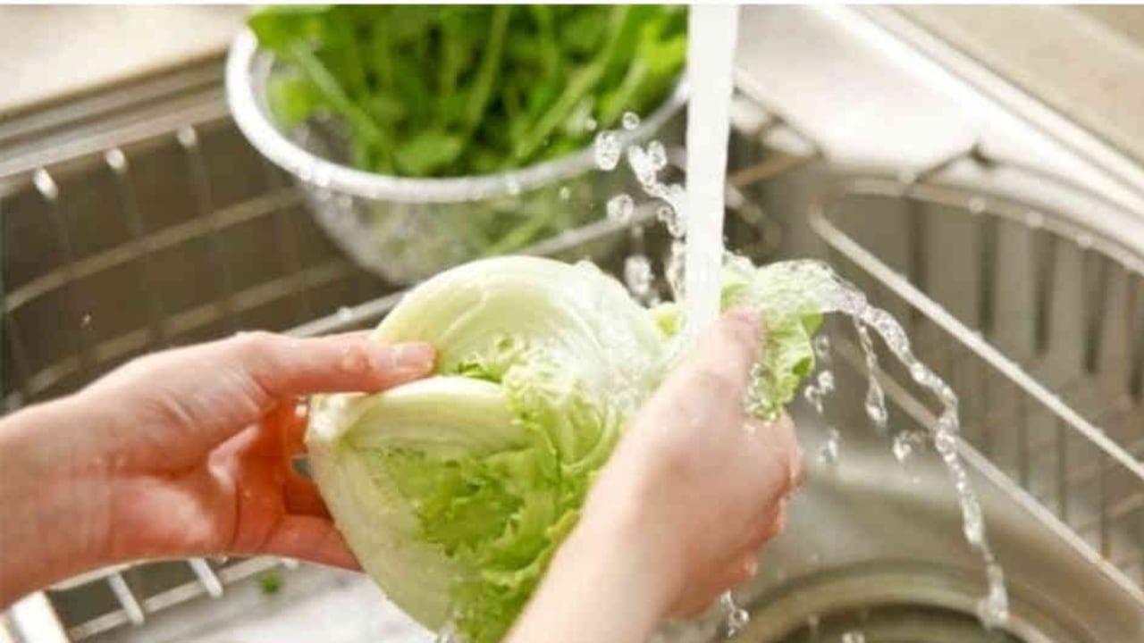 Con agua corriendo: esa es la mejor forma de lavar las frutas y verduras frescas incluso en tiempo de coronavirus.
