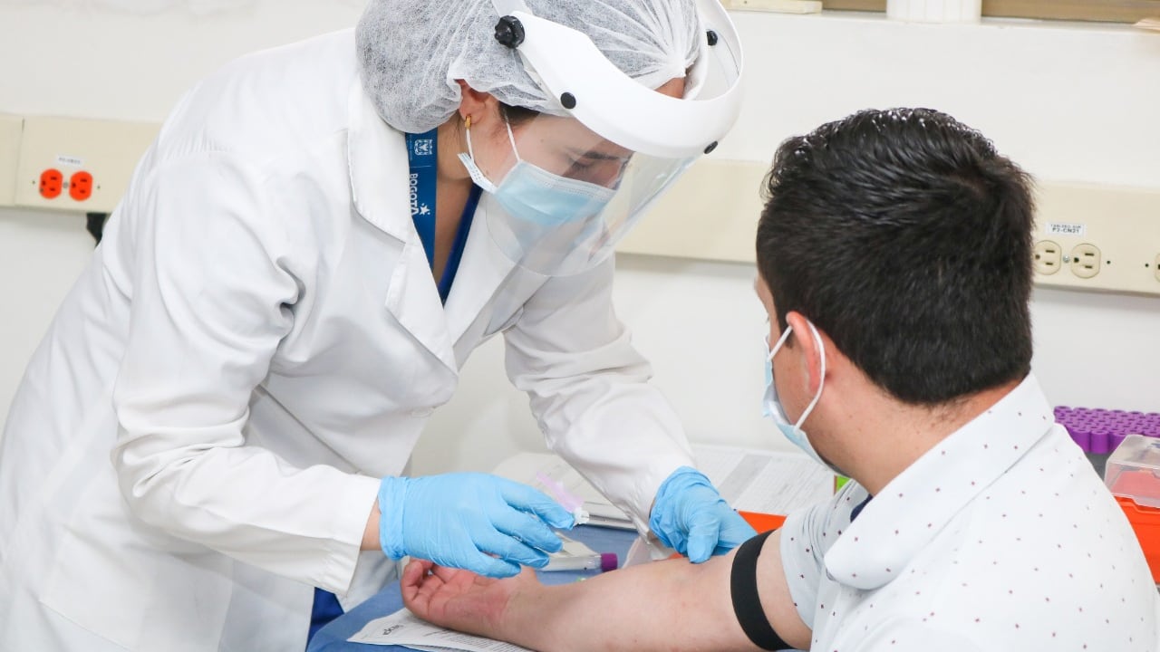 La mayoría de las personas pueden donar sangre si gozan de buena salud.