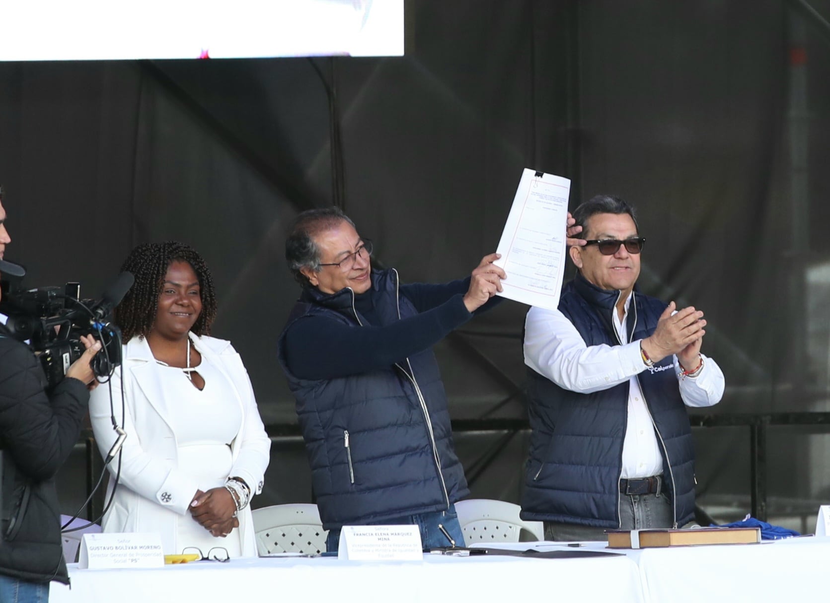 Presidente Gustavo Petro sanciona la Reforma Pensional en la Plaza de Bolívar para ponerle la firma la ley ante cientos de adultos mayores