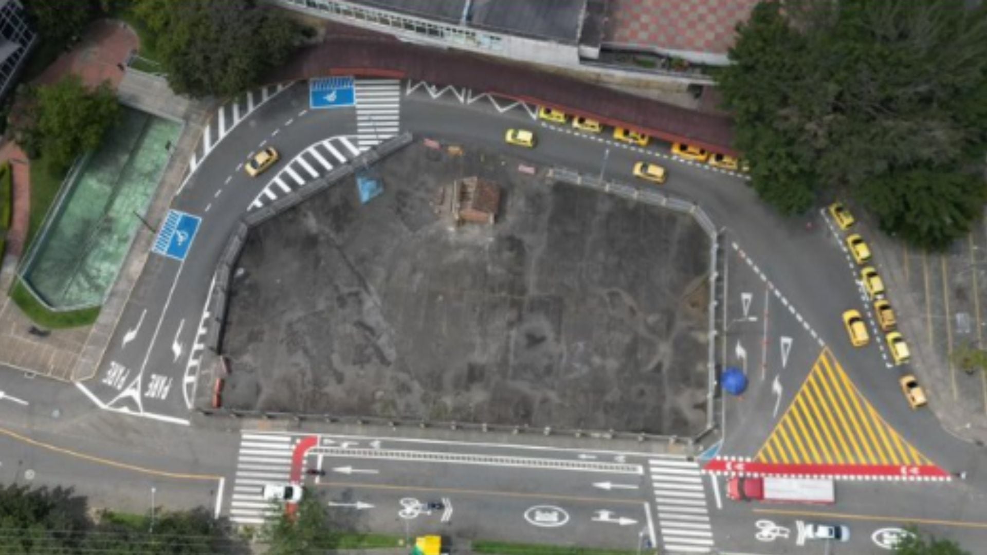 La Secretaría de Movilidad instaló nueva señalización y marcas en el pavimento para guiar el tránsito tras el cambio vial en la carrera 65G, en inmediaciones del Aeropuerto Olaya Herrera.