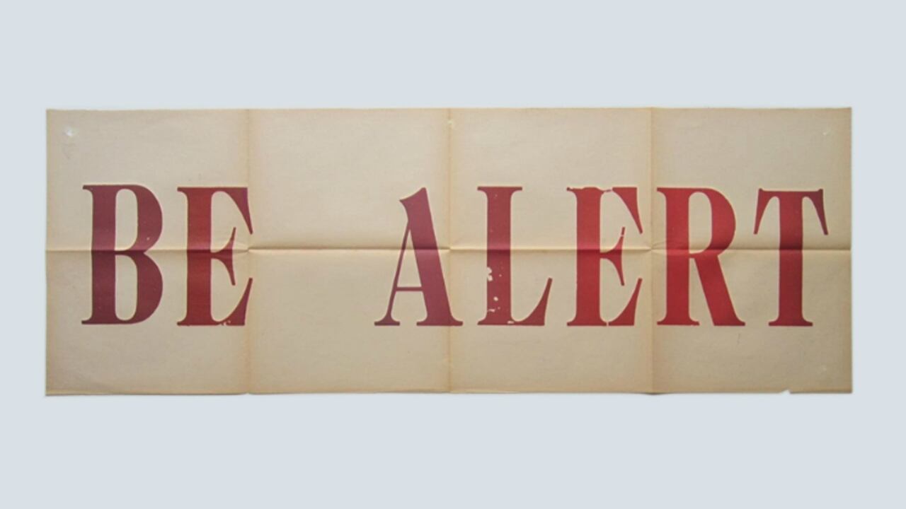 "BE ALERT" (1989) de Adolfo Bernal. Imagen cortesía de la curadora Melissa Aguilar.