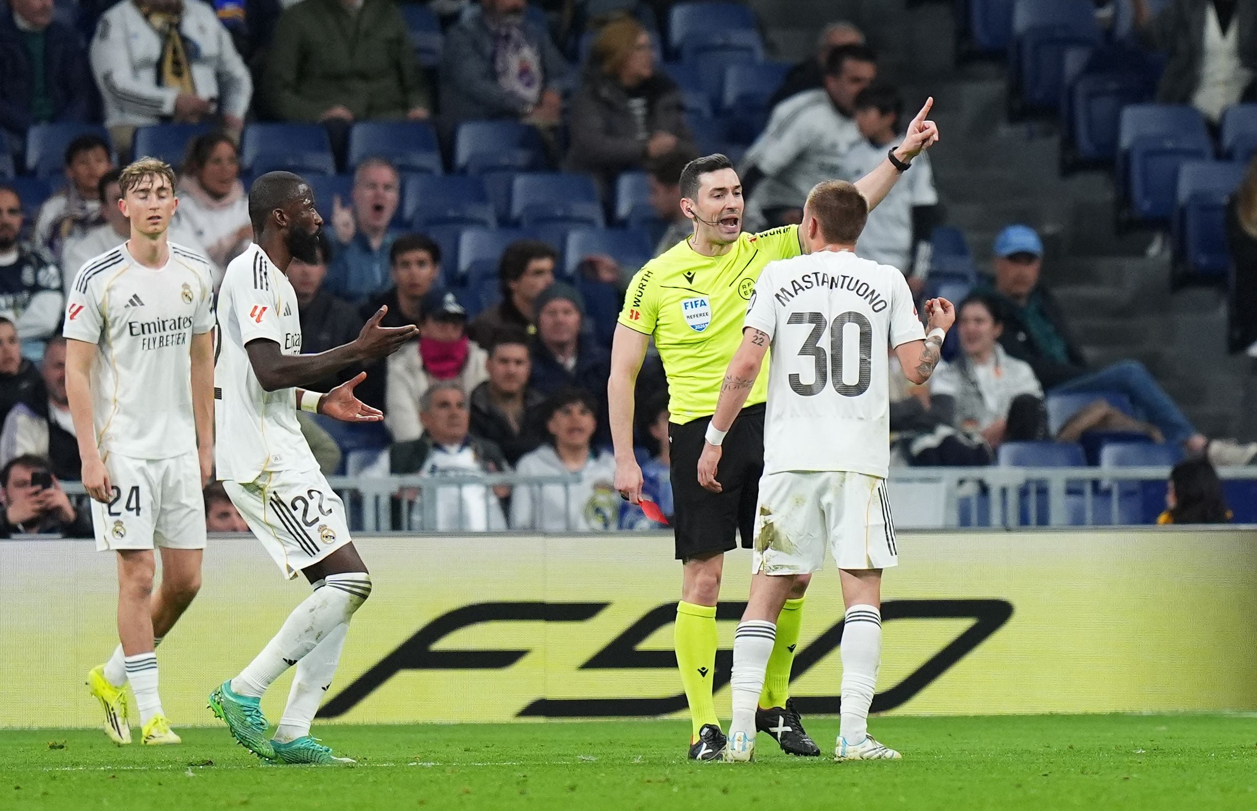 MADRID, SPAIN - MARCH 02: Franco Mastantuono of Real Madrid discusses with referee Alejandro Mu�iz Ruiz after being shown the red card during the LaLiga EA Sports match between Real Madrid CF and Getafe CF at Estadio Santiago Bernabeu on March 02, 2026 in Madrid, Spain. (Photo by Angel Martinez/Getty Images) (Photo by ANGEL MARTINEZ / GETTY IMAGES EUROPE / Getty Images via AFP)